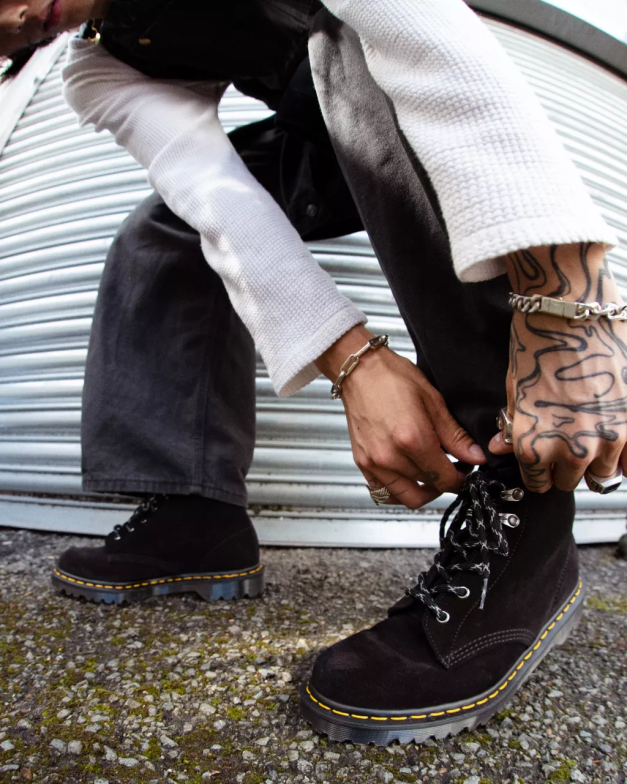 101 תוצרת אנגליה מגפונים בן זמש Dr. Martens שחור רפלו זמש עגל mb הַנעָלָה N8BB8176