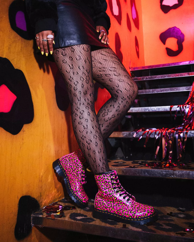 מגפי שרוכים מעור חלק 1460 נמר Dr. Martens ורוד חלק הַנעָלָה N8BB8117