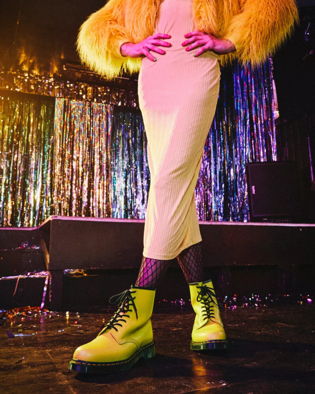 מגפי שרוכים מעור חלק 1460 Dr. Martens צהוב חלק הַנעָלָה N8BB8126