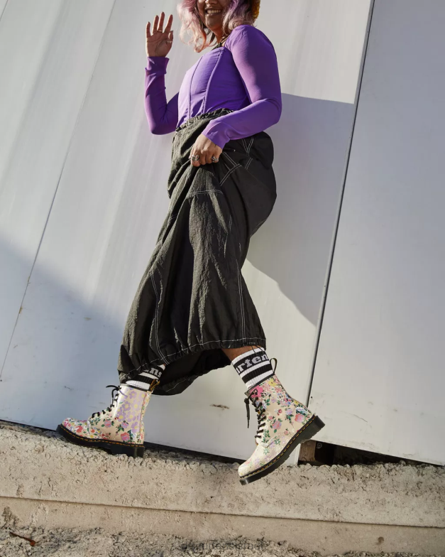 מגפי שרוכים מעור פרחוני 1460 Dr. Martens צללית פרחונית בצבע בז' קלף הַנעָלָה N8BB8129