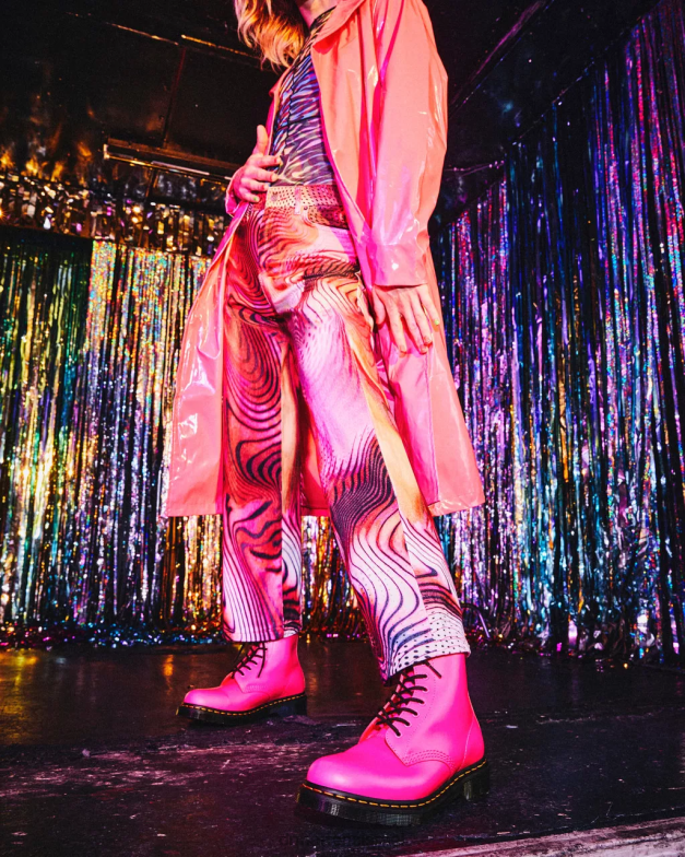 מגפי שרוכים מעור חלק 1460 Dr. Martens ורוד חלק הַנעָלָה N8BB8193