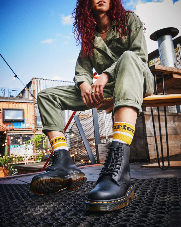 מגפי שרוכים מעור 1460 עמידים בהחלקה Dr. Martens דגן מלא תעשייתי שחור הַנעָלָה N8BB8386