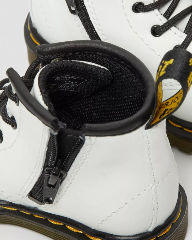 מגפי שרוכים מעור תינוקות 1460 Dr. Martens רומאריו לבן הַנעָלָה N8BB8393