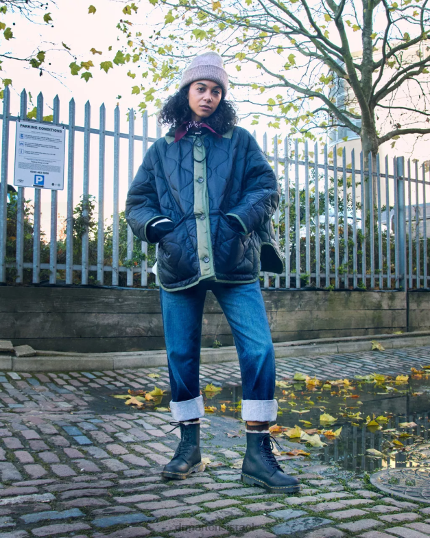 מגפי שרוכים בקו פרווה מלאכותית 1460 Dr. Martens ויומינג מבריק שחור הַנעָלָה N8BB841