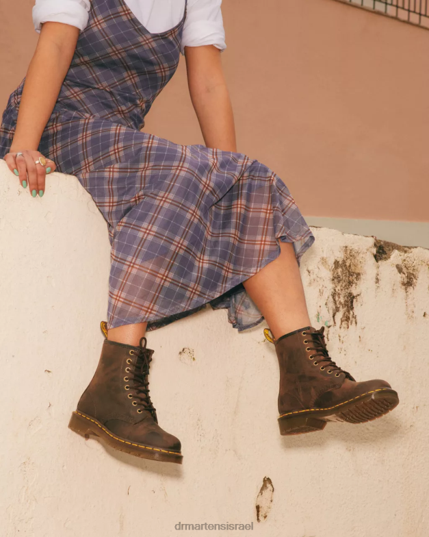 מגפי שרוכים מעור סוס מטורף 1460 Dr. Martens סוס חום מטורף הַנעָלָה N8BB856