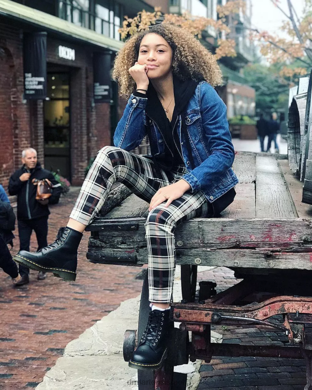 מגפי שרוכים טבעוניים 1460 פליקס Dr. Martens פליקס שחור לשפשף הַנעָלָה N8BB88