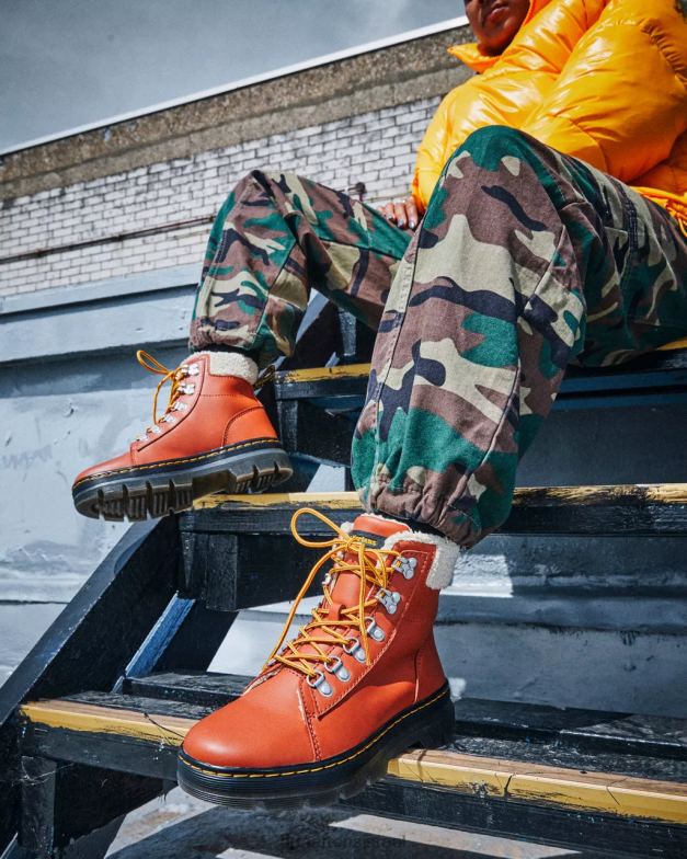 מסרקים מגפיים מזדמנים מצופים פרווה מלאכותית Dr. Martens שמן שיזוף מלא הַנעָלָה N8BB8113