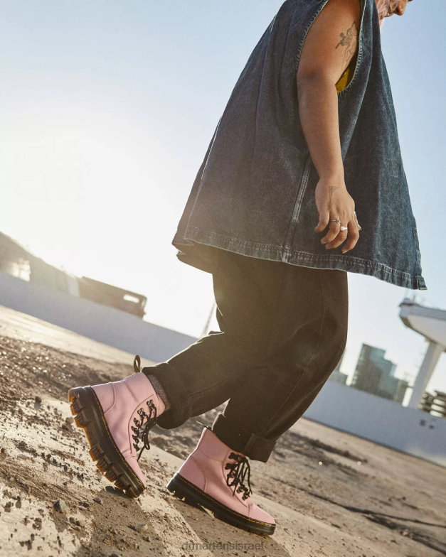 מסרק מגפי ניילון ועור Dr. Martens ניילון ציקלון בצבע בז' אפרסק הַנעָלָה N8BB8179