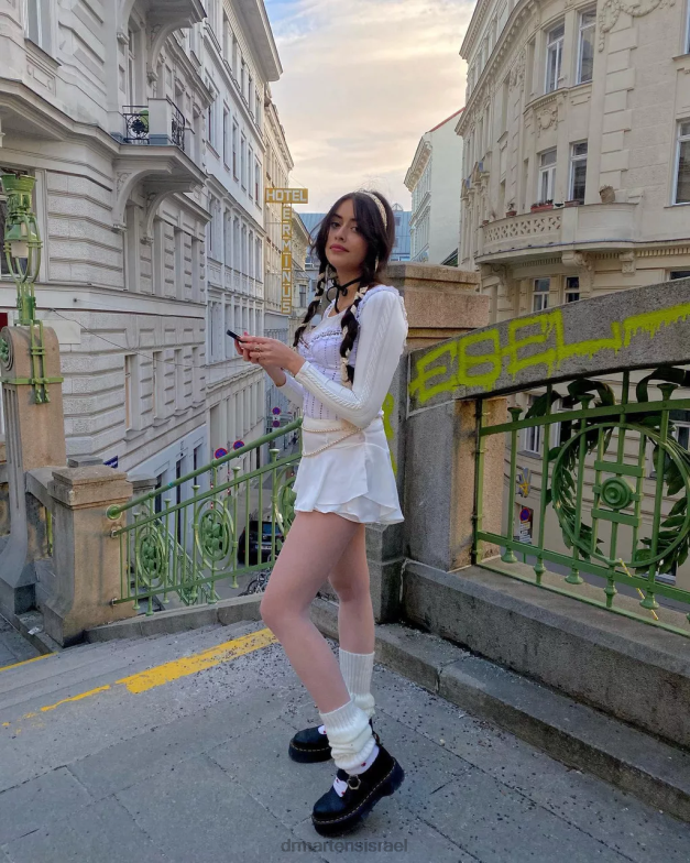 נעלי פלטפורמה מעור עם אבזם פרח אדינה Dr. Martens נאפה טחינה שחורה הַנעָלָה N8BB8226