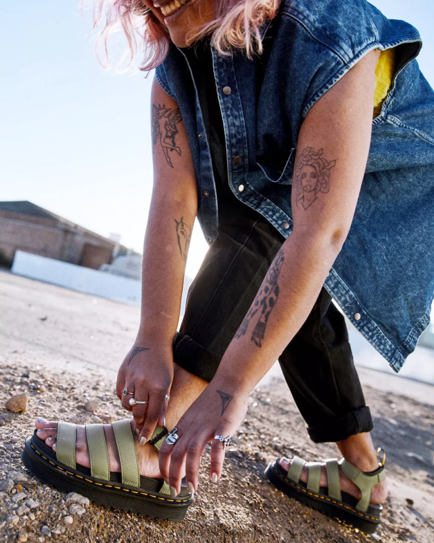 סנדלי רצועת עור בלייר פיזה Dr. Martens זית חיוור פיזה הַנעָלָה N8BB8261