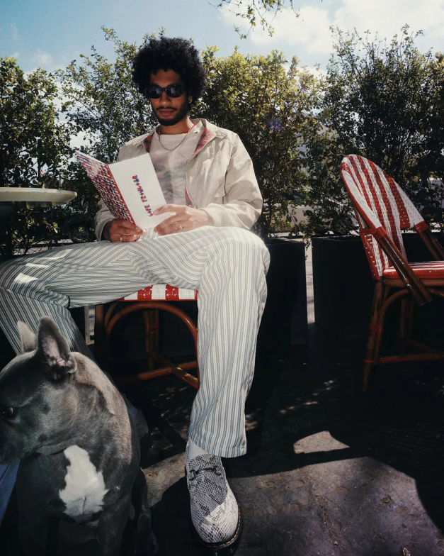 נעלי זמש בהדפס אדריאן סנפל פיתון Dr. Martens זמש בהדפס חול ופיתון שחור הַנעָלָה N8BB8377