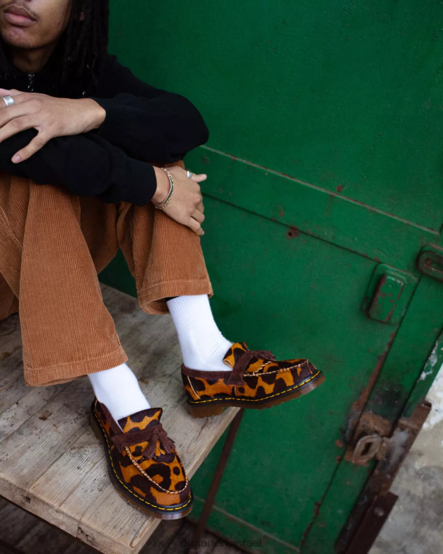 אדריאן עשוי שיער באנגליה על נעלי גדילים Dr. Martens אוצלוט ושיער חום כהה הַנעָלָה N8BB8382