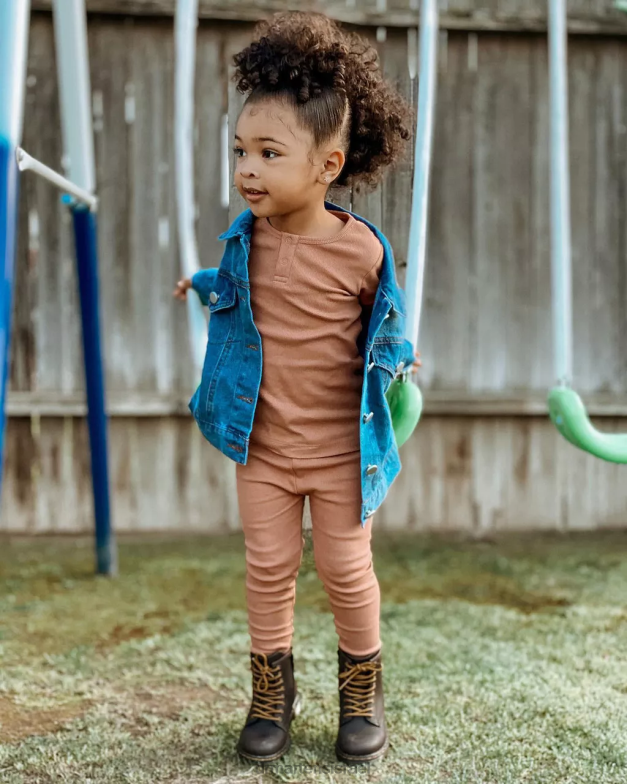 מגפי שרוכים מעור junior 1460 wildhorse Dr. Martens סוס בר בגוון חום כהה הַנעָלָה N8BB8440