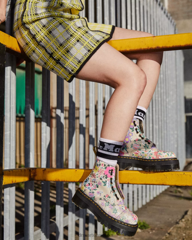מגפי פלטפורמה מעור פרחוני של sinclair Dr. Martens צללית פרחונית בצבע בז' קלף הַנעָלָה N8BB8143